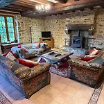 Luxury Rural Retreat Ideal For Families With A Jacuzzi Hot Tub *