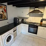 Luxury Rural Retreat Ideal For Families With A Jacuzzi Hot Tub 別荘